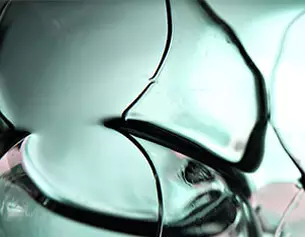 Textura abstracta de vidrio con contornos suaves y transparencia, creando un efecto visual fluido y etereo.