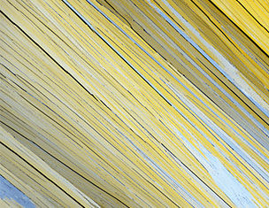 Textura de laminas amarillas y grises dispuestas diagonalmente, creando un patron visual interesante y abstracto.