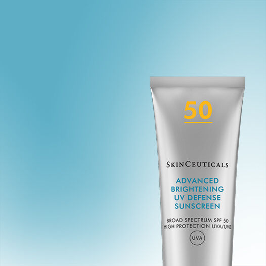Crema solar SkinCeuticals, SPF 50, con proteccion UVA/UVB, en un fondo azul claro.
