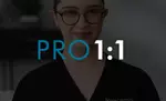 Mujer con gafas sonrie frente a fondo neutro, luciendo un uniforme de la marca SkinCeuticals y el logo \'PRO 1:1\'.