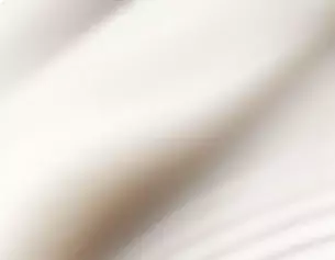 Textura suave de tela blanca en un fondo borroso, creando un efecto de movimiento sutil.