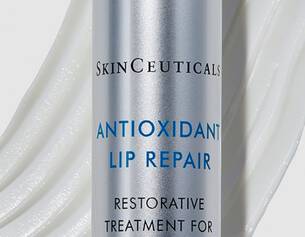 Tratamiento restaurador para labios de SkinCeuticals, con un fondo de crema blanca suave.