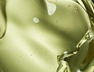 Aceite de oliva en movimiento, con tonalidades verdes y texturas fluidas que destacan su pureza y frescura.