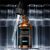 Un frasco de Phyto Corrective Gel de SkinCeuticals, de color verde claro.