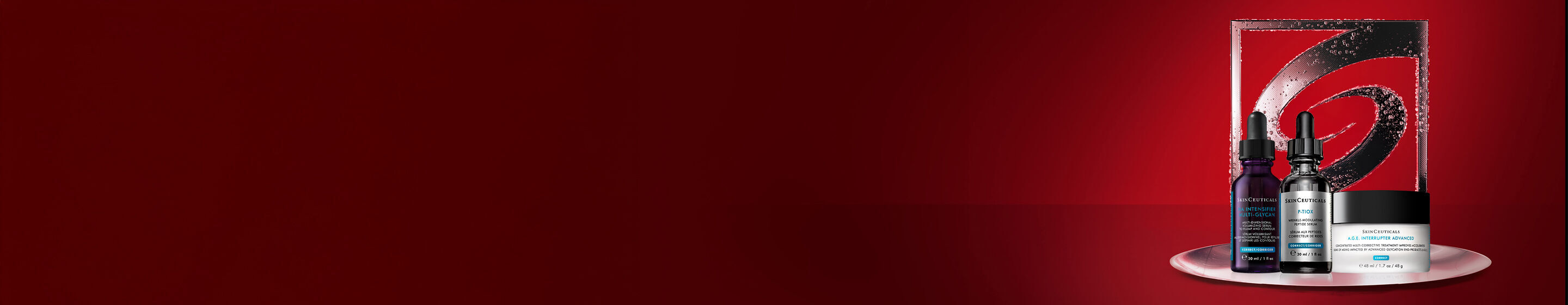 Productos de cuidado de la piel sobre un fondo rojo, incluyen frascos y envases de cremas y serums.