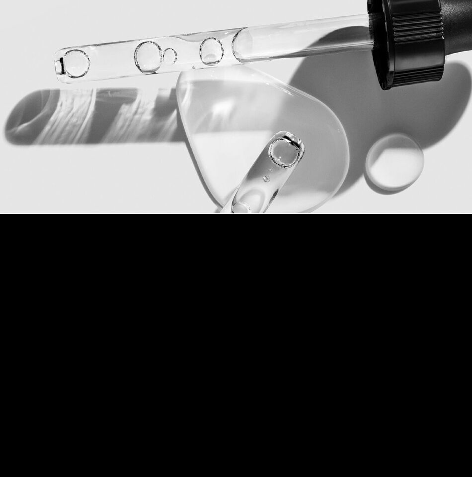 Botellas de suero de SkinCeuticals con etiquetas visibles, destacando el producto "C E Ferulic", sobre un fondo oscuro.