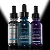 Un frasco de serum Cell Cycle Complex de SkinCeuticals con el gotero extendido, delante de frascos desenfocados en el fondo