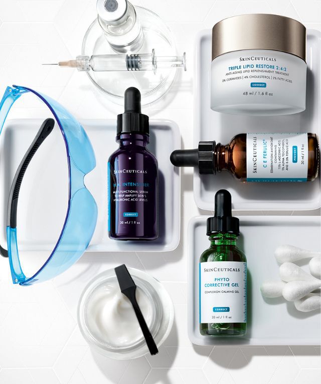 Texto alternativo: Frascos de productos para el cuidado de la piel de SkinCeuticals, incluyendo un suero con gotero y un tratamiento hidratante, sobre un fondo suave.