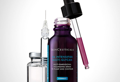 Frascos de suero facial SkinCeuticals HA Intensifier, con pipeta y jeringa, enfocados en la hidratacion y volumen de la piel.