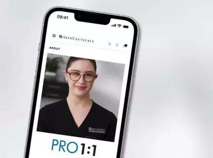 Una imagen de un telefono movil que muestra una pagina web con la foto de una persona que lleva una bata de medico. En la parte inferior se lee "PRO 1:1".