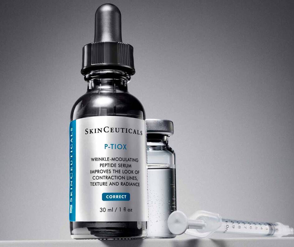 Suero P-TIOX de SkinCeuticals en un frasco con pipeta, junto a un vial, enfocado en mejorar la textura y luminosidad de la piel.
