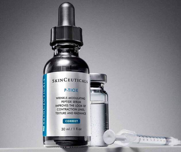 Suero P-TIOX de SkinCeuticals en un frasco con pipeta, junto a un vial, enfocado en mejorar la textura y luminosidad de la piel.