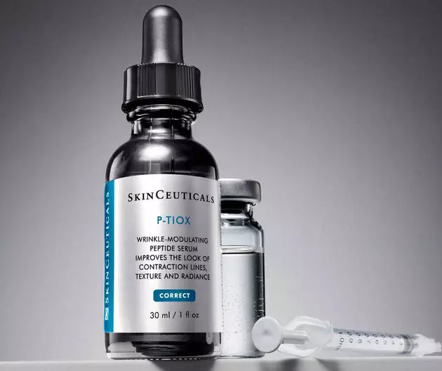 Suero P-TIOX de SkinCeuticals en un frasco con pipeta, junto a un vial, enfocado en mejorar la textura y luminosidad de la piel.