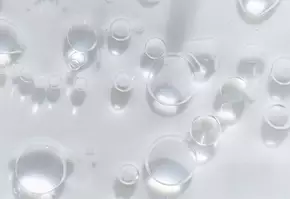 Burbujas de aire en un liquido transparente, creando un efecto visual de profundidad y textura.