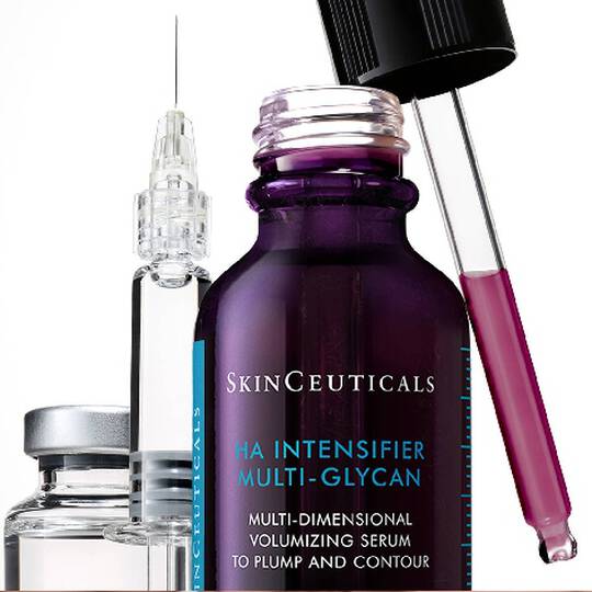 Mujer sostiene el serum HA Intensifier de Skinceuticals