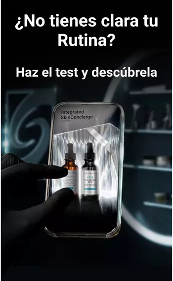 Primer plano del rostro de una persona con piel clara y pecas, mostrando sus ojos y labios.