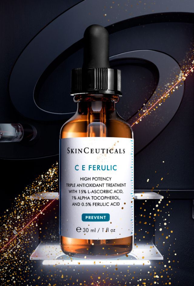 Ultra Facial UV Defense y Advanced Brightening UV Defense, los dos protectores solares con SPF 50 de SkinCeuticals, se exhiben en un moderno espacio con vidrio blanco y esmerilado.