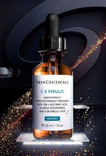 Ultra Facial UV Defense y Advanced Brightening UV Defense, los dos protectores solares con SPF 50 de SkinCeuticals, se exhiben en un moderno espacio con vidrio blanco y esmerilado.