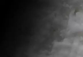 Textura abstracta en blanco y negro que sugiere movimiento, evocando una atmosfera eterea y misteriosa.