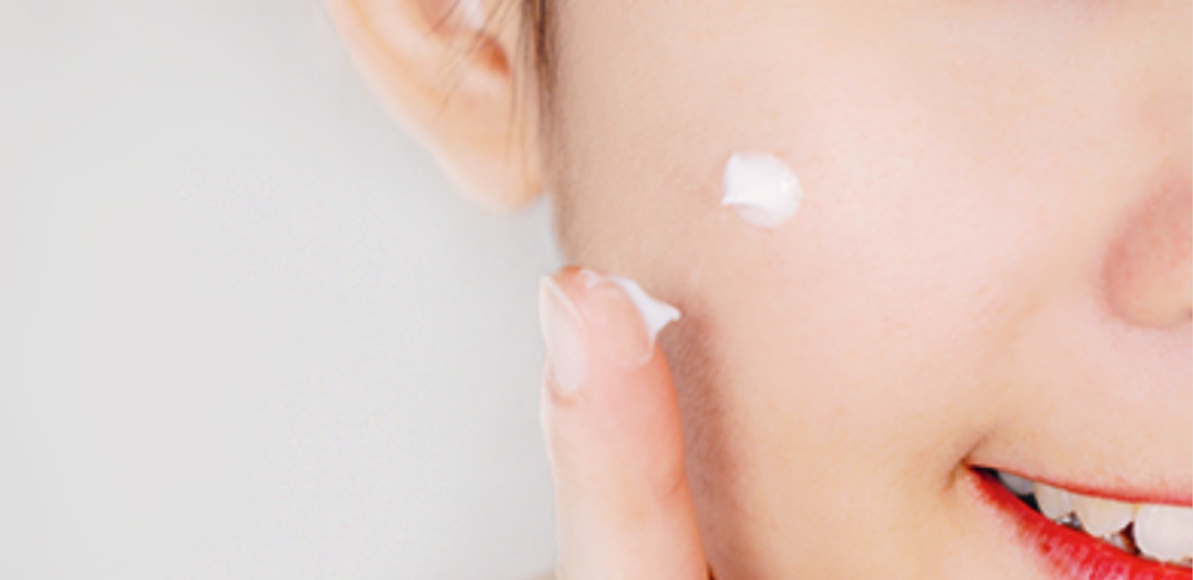 aplicación mujer crema en la cara