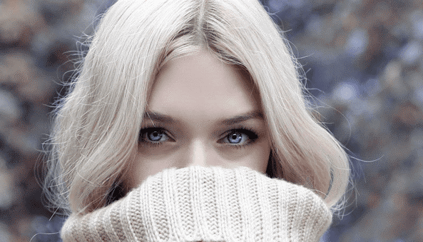 chica con ojeras en los ojos