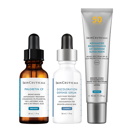 Tres productos de SkinCeuticals: sérum antioxidante, sérum para la defensa contra la hiperpigmentación y protector solar.