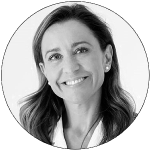 Retrato en blanco y negro de una mujer sonriente con cabello largo y ondulado.